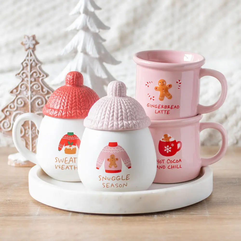 Roze mok met warme chocolademelk en chill voor Kerstmis