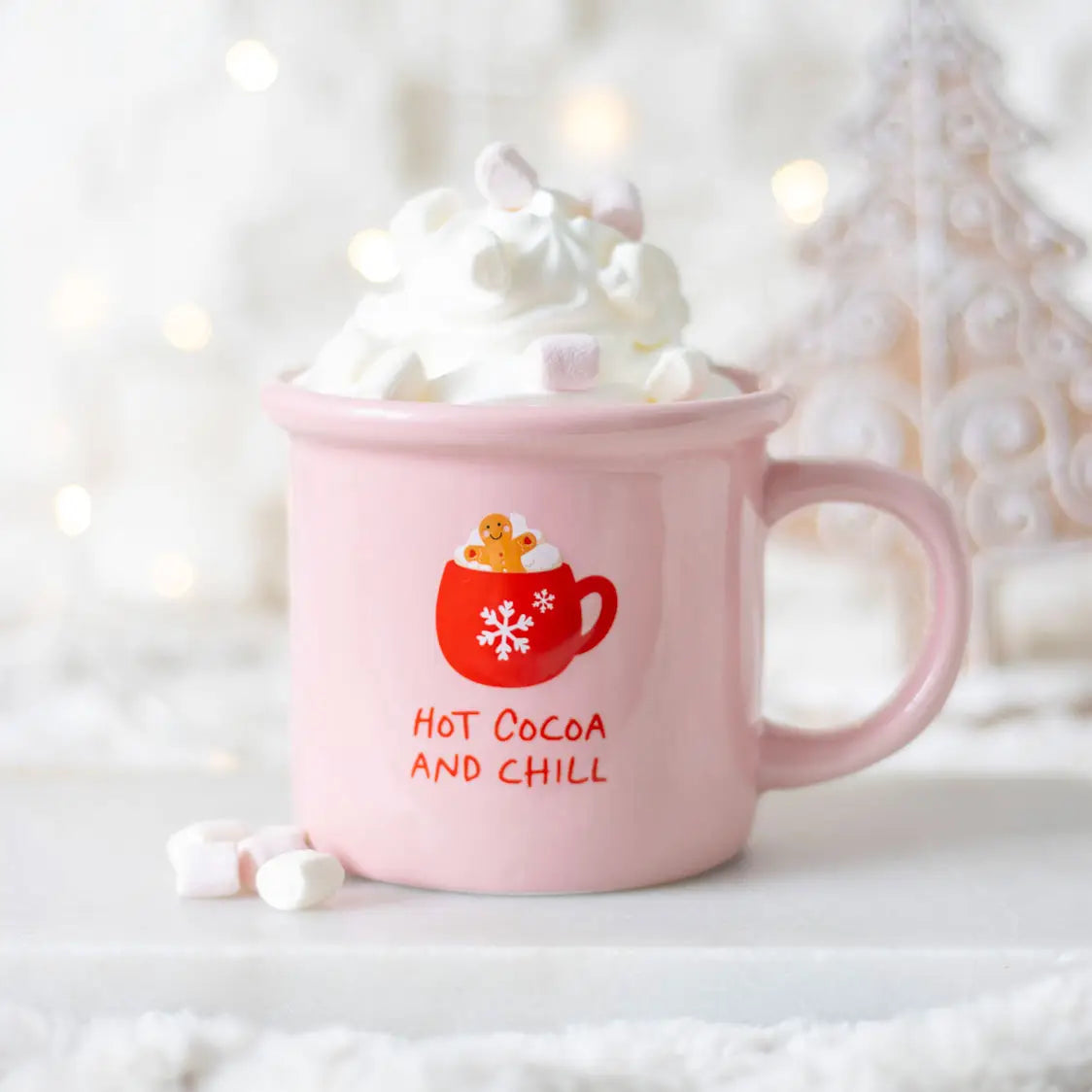 Roze mok met warme chocolademelk en chill voor Kerstmis